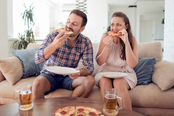 Schönes Junges Paar Trinkt Bier Isst Pizza Drinnen — Stockfoto