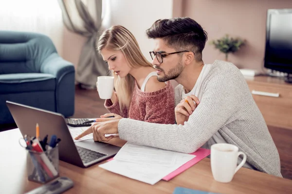 Çift evde oturma odasında dizüstü bilgisayar ile onların fatura ödeme.