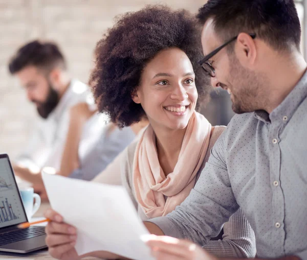 Ofiste oturma ve iş planlama iş takım. İş, insanlar, teknoloji ve office kavramı.