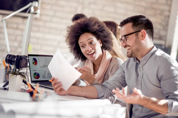 Ofiste oturma ve iş planlama iş takım. İş, insanlar, teknoloji ve office kavramı.
