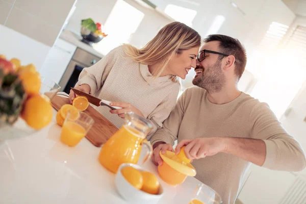 Vrolijke Paar Maken Van Sinaasappelsap Keuken — Stockfoto