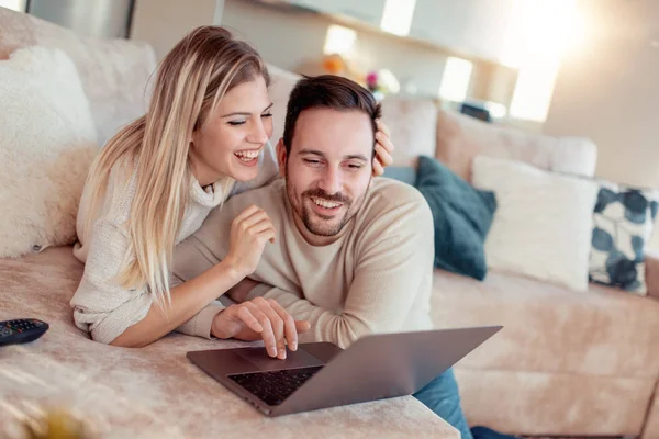 gülümseyen iki dizüstü evde kullanma.