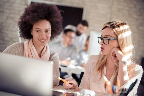 Empresaria Africana Mostrando Algo Portátil Colega Mientras Está Sentada Escritorio — Foto de Stock