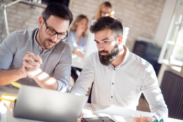 Los Socios Comerciales Trabajan Juntos Computadora Portátil Oficina Moden — Foto de Stock