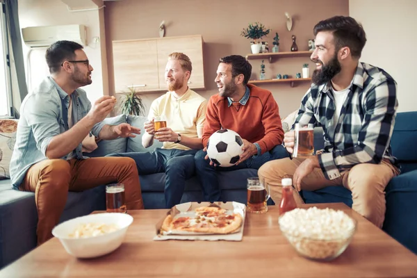 Чотири Чоловіки Друзі Дивляться Телевізор Вдома Їдять Піцу Ють Пиво — стокове фото