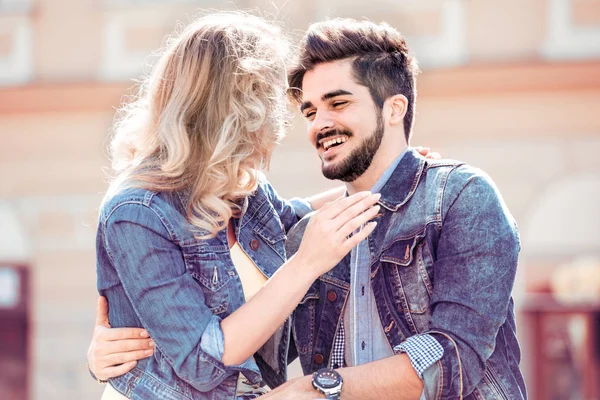 Alegre Sonriente Pareja Enamorada Abrazándose Calle — Foto de Stock