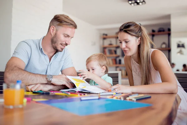 Annem ve babam onların oğlu ile çizim.