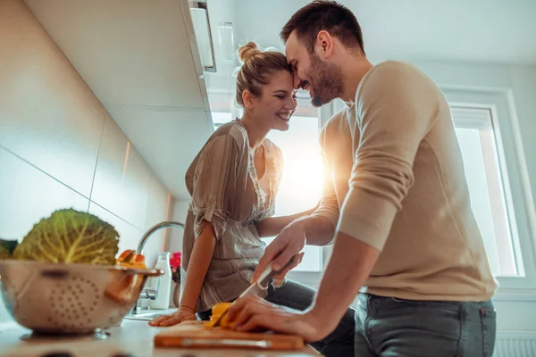 Junges Paar Der Küche Bereitet Mittagessen Genießt Zusammen — Stockfoto