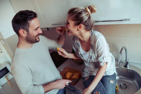 Junges Paar Der Küche Bereitet Mittagessen Genießt Zusammen — Stockfoto