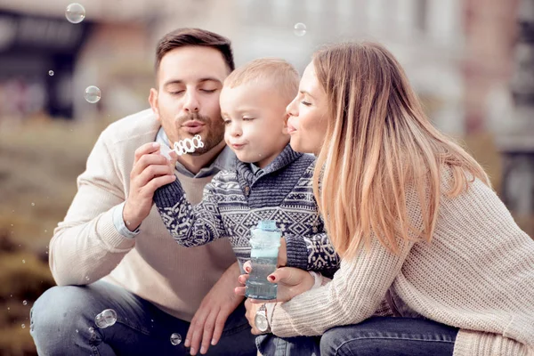 Los Padres Niño Ven Felices Sonrientes Felicidad Armonía Vida Familiar — Foto de Stock