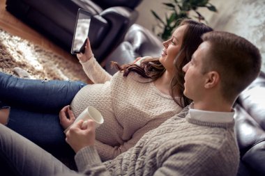 Ultrason tarama tablet, onların oturma odasında oturma seyir anne.