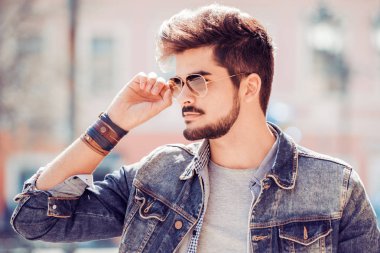 Şehir, Genç bir adam portresi yakın çekim.