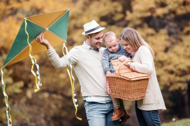 Üç parkta piknik aile. Mutlu aile birlikte zevk kavramı.