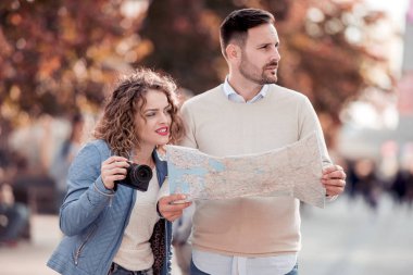 Seyahat ve harita kullanarak turist birkaç. Turistik bir şehir keşfetmek birkaç.