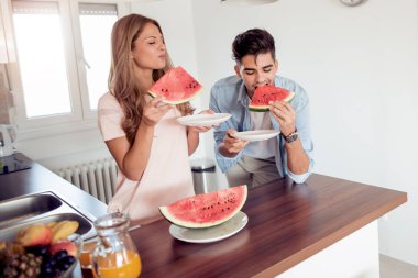 Kaç karpuz yeme mutfakta kahvaltı.