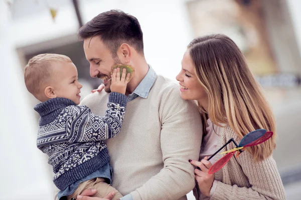 Glad Ung Familj Spendera Tid Tillsammans Utanför Stadsparken Familj Kärlek — Stockfoto