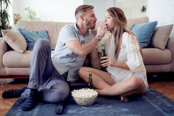Attraktives Paar Das Auf Dem Boden Sitzt Bier Und Popcorn — Stockfoto