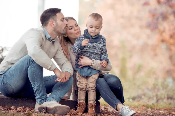 Parents Son Walking City Happy Enjoying Together — Stock Photo, Image