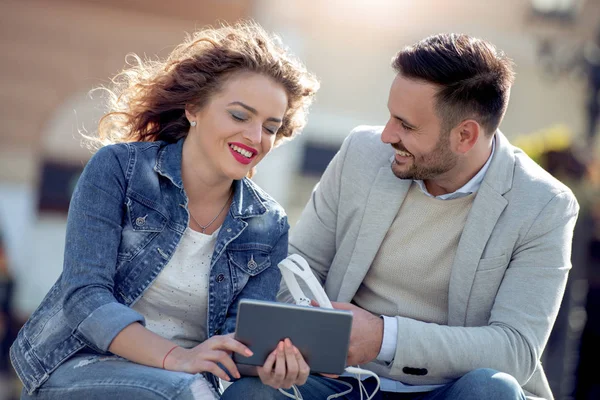 Mann Mit Frau Genießen Musik Freien Mit Urbanem Hintergrund Musik — Stockfoto