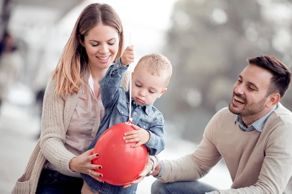 Försäljning Konsumism Och Familjen Koncept Lycklig Familj Med Litet Barn — Stockfoto