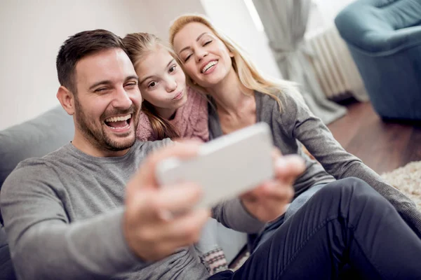 Happy Family Taking Selfie Home Living Room — Stock Photo, Image