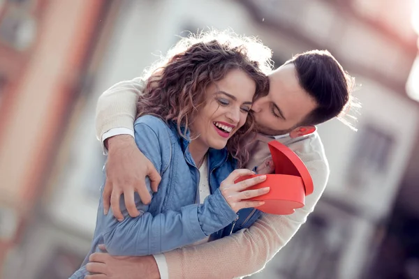 Hombre Dando Regalo Novia Para San Valentín Cumpleaños — Foto de Stock