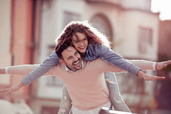 Hombre Guapo Llevando Novia Sonriente Vuelta Ciudad —  Fotos de Stock