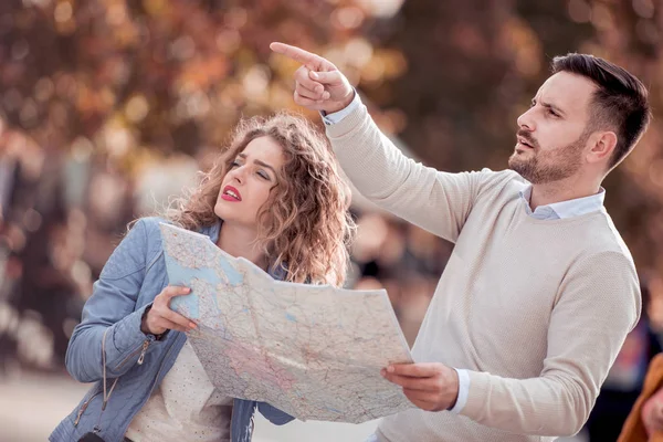 Pareja Turistas Viajando Usando Mapa Pareja Turistas Explorando Una Ciudad — Foto de Stock