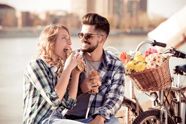 Pareja Romántica Sentada Comiendo Sándwich Fondo Río — Foto de Stock