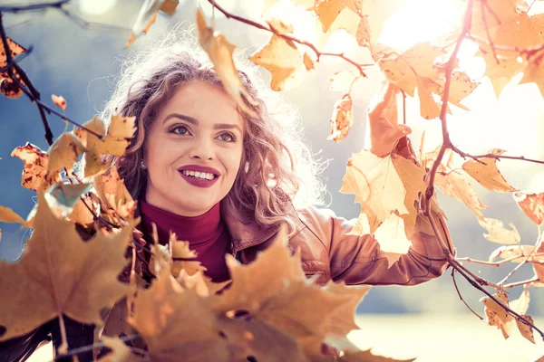 Saison Concept Des Gens Belle Jeune Femme Avec Des Feuilles — Photo