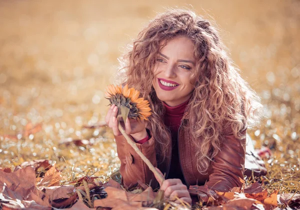 Ayçiçeği ile sonbahar parkta güzel kadın.