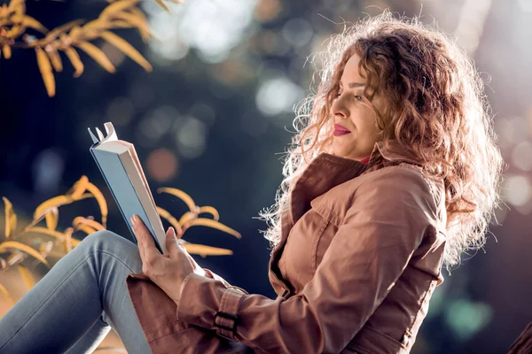 Joven Hermosa Chica Con Libro Bosque Otoño —  Fotos de Stock