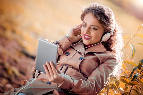 Mujer Joven Usando Tableta Aire Libre Sentado Hierba Escuchando Música —  Fotos de Stock