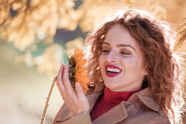 Piękna Kobieta Jesienny Park Słonecznikiem — Zdjęcie stockowe