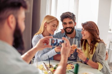 Evde bazı sağlıklı yemek yeme ve birlikte iyi vakit geçiriyor arkadaş grubu.
