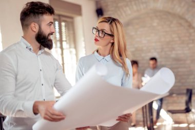 Ofiste çalışırken belgeleri tartışırken iş çift. İki arkadaşları birlikte çalışma.