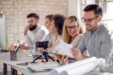 Parlak modern ofisinde çalışan iş adamları 