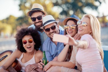 Gençlerin grup birlikte eğleniyor, gitar çalmak mutlu.