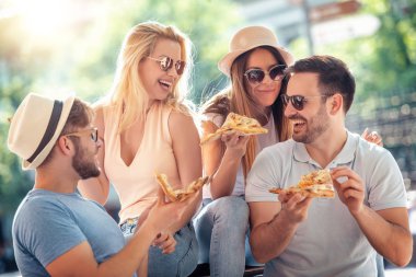 Neşeli arkadaş pizza açık havada yemek grubu.