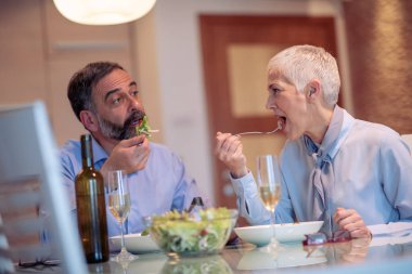 Evde yemeğe romantik Olgun çift.