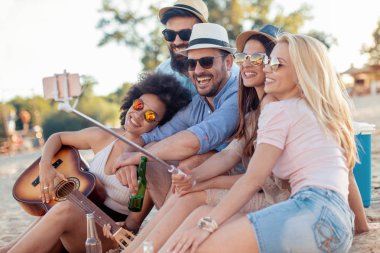 Gençlerin grup birlikte eğleniyor, gitar çalmak mutlu.