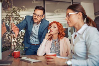 başarılı iş adamları modern ofis toplantıda.