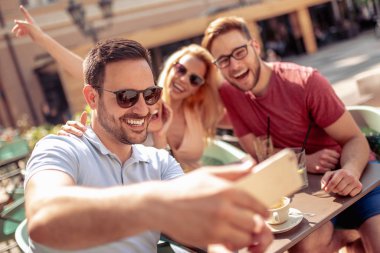 Arkadaşlar kafede harika bir zamandı. Gülümseyen ve bir kafede oturup, kahve içme ve birlikte zevk arkadaş.