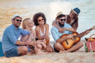 Gençlerin grup birlikte eğleniyor, gitar çalmak mutlu.