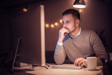 Genç işadamı bilgisayarında evde çalışma office.