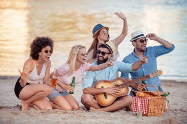 Gençlerin grup birlikte eğleniyor, gitar çalmak mutlu.