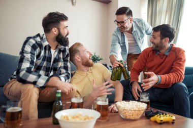 Televizyonda maç izlerken ve bira içme erkek arkadaşlar 