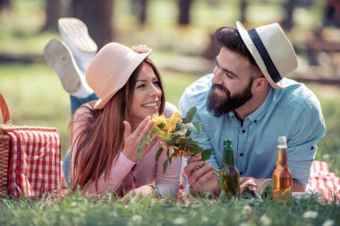 Mutlu çiftimiz parkta birlikte zevk yalan aşık.
