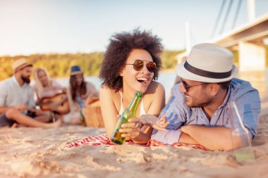 Birlikte sahip romantik genç çift sahilde,.