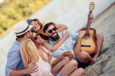 Gençlerin grup birlikte eğleniyor, gitar çalmak mutlu.